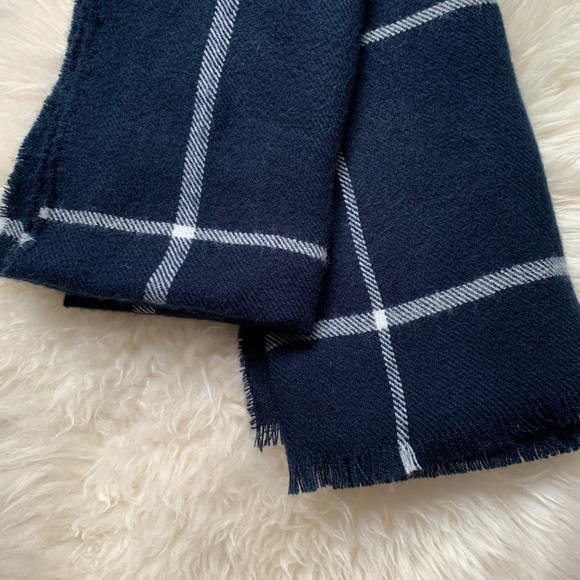 Banana Republic | Large Windowpane Scarf - Picture 5 of 6